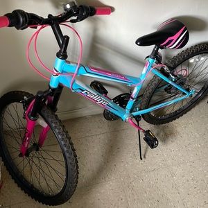 Young girls mountain bike. Hardly used, tires need air.